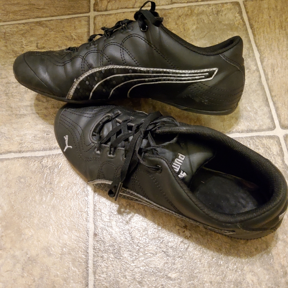Women's Size 9 Black Pumas